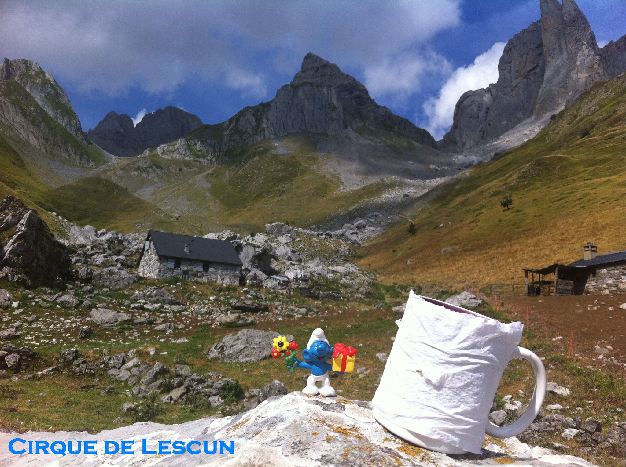 Schtroumpf aux cabanes d'Ansabère avec mug de Château-Chinon caché par sopalin (64)