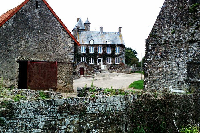 700px-Château_d'Olonde