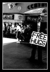 Free_Hugs_by_mass_romantic