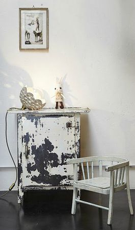 fleur tricot meuble metal et chaise bois clair