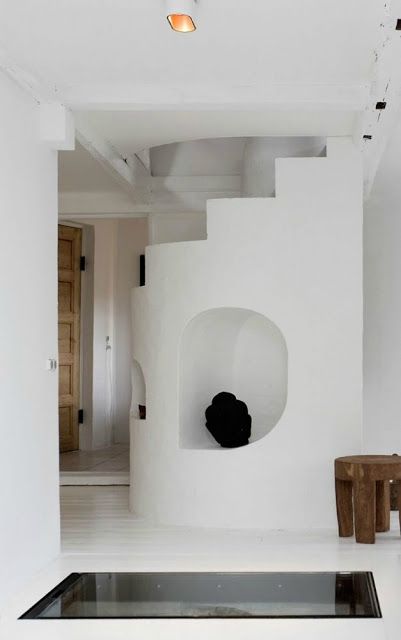 Black-Ornament-Placed-In-White-Curved-Stairs-627x1000