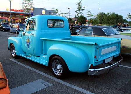 Chevrolet_pickup__1948_1953__Rencard_du_Burger_King_mai_2011__02