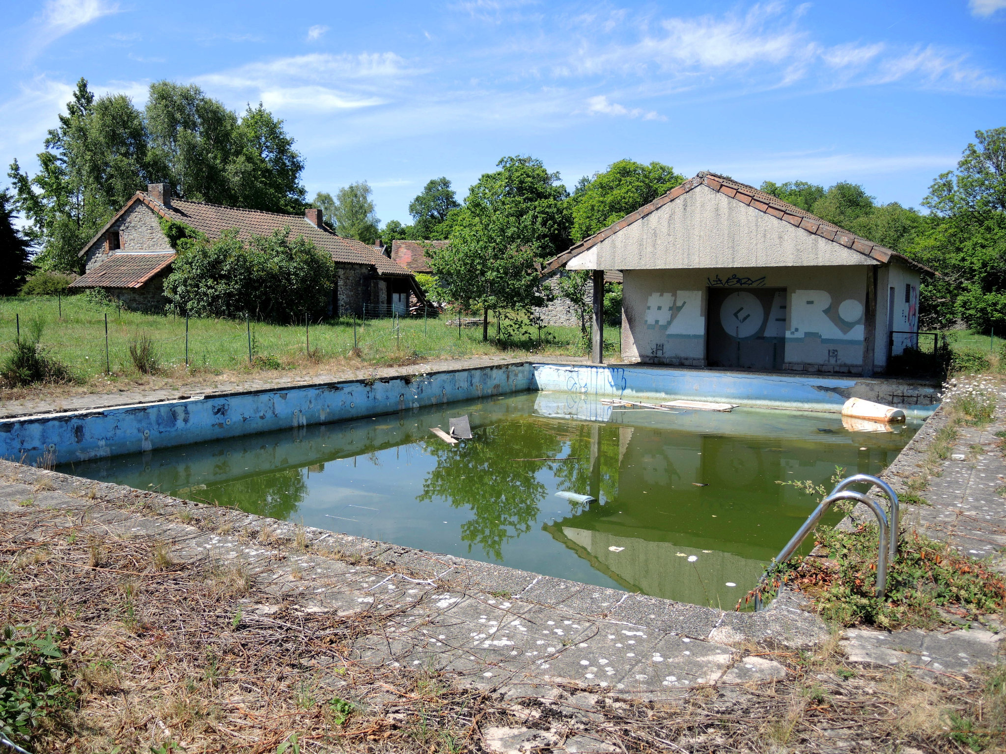 Courbefy, piscine abandonnée