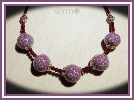 Collier_perles_patin_es_aubergine__motif__toiles