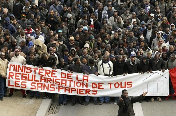 92185_several-hundred-illegal-foreign-workers-who-live-in-france-without-residency-papers-march-with-banner-at-a-protest-march-in-paris