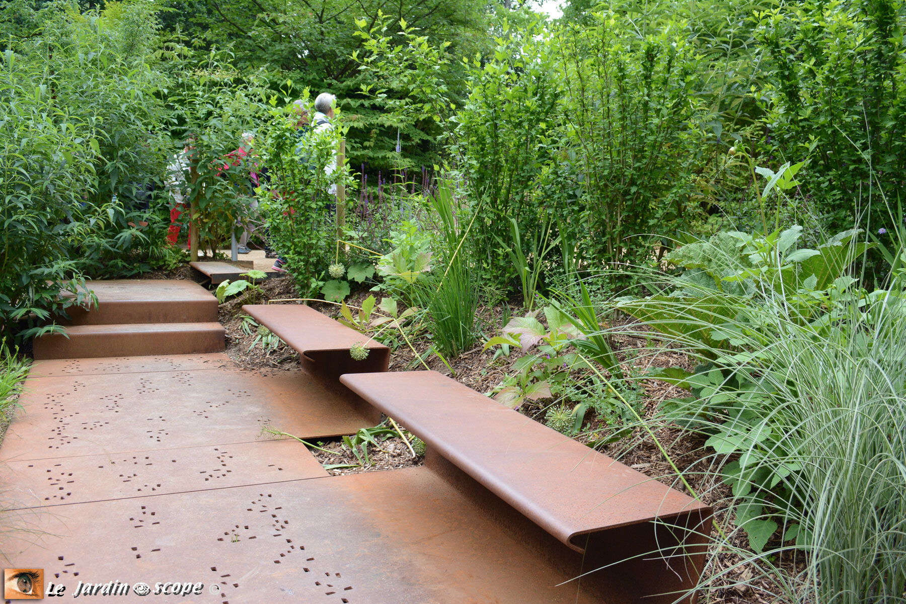 Bancs acier forgé intégrés au chemin en acier