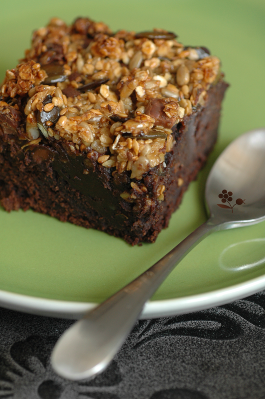 Brownie chocolat-crème de marrons, crumble de graines & flocons de céréales caramélisés