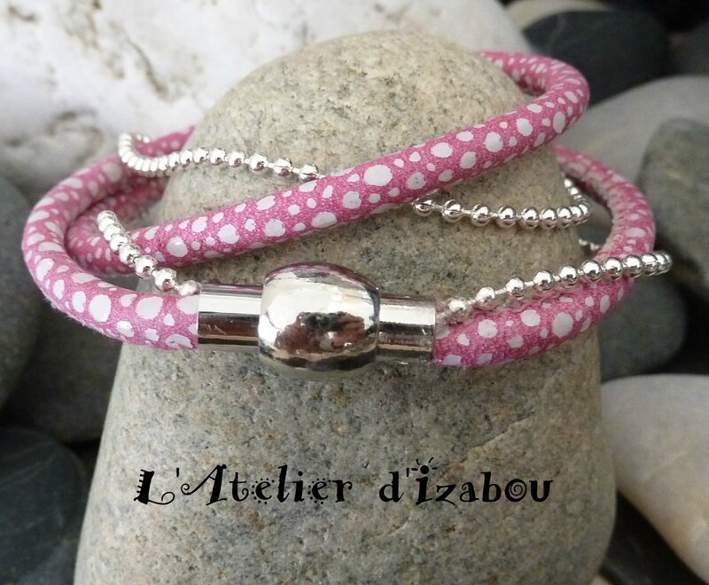 P1120196 bracelet ou collier ras de cou cuir serpent rose et chaîne boule fermoir aimanté