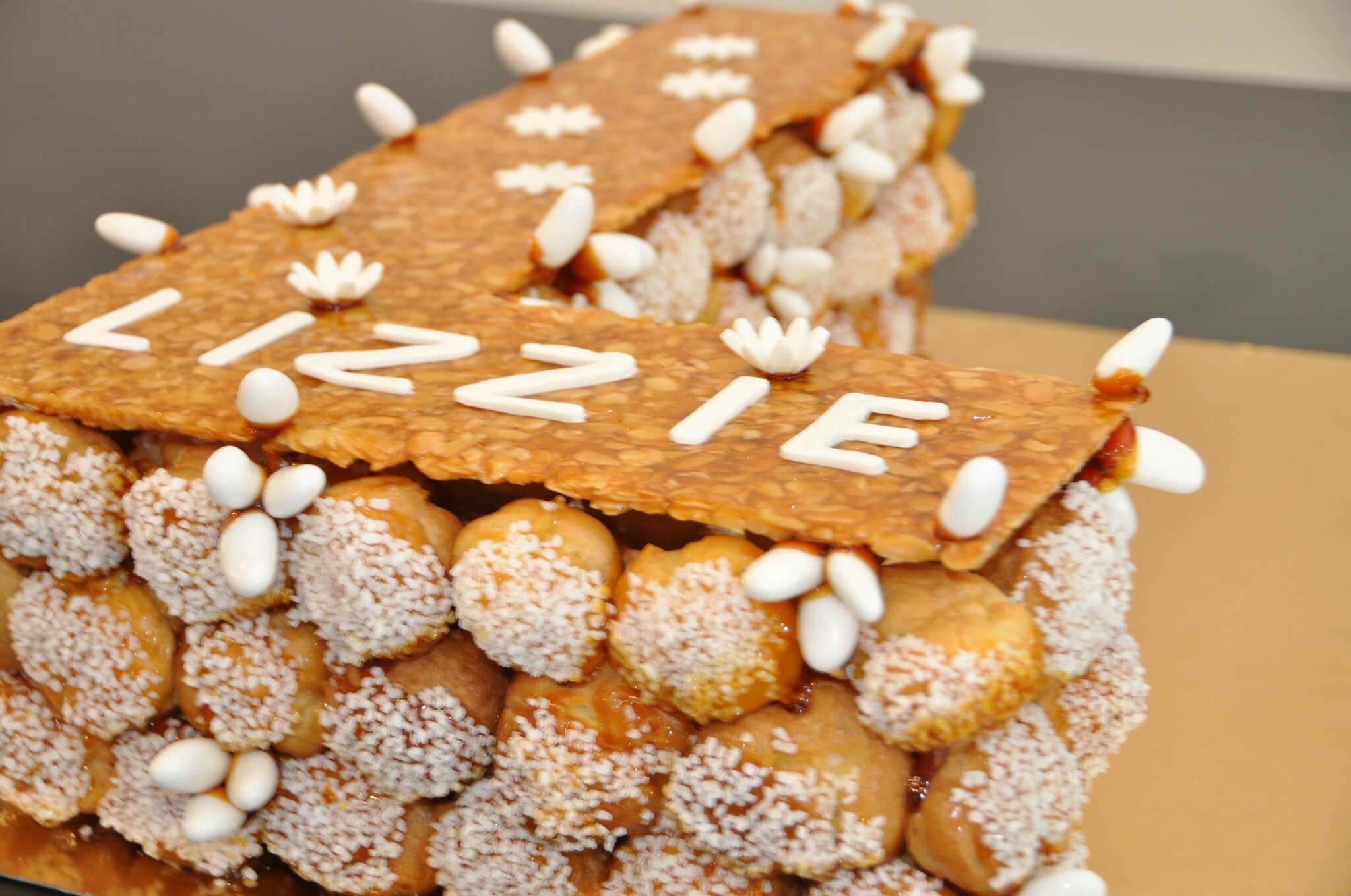 Original Pièce Montée Mariage Choux Nougatine matcarons.canalblog.com