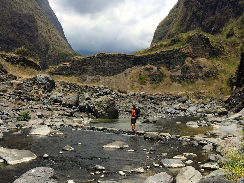 On traverse et retraverse la rivière de galets