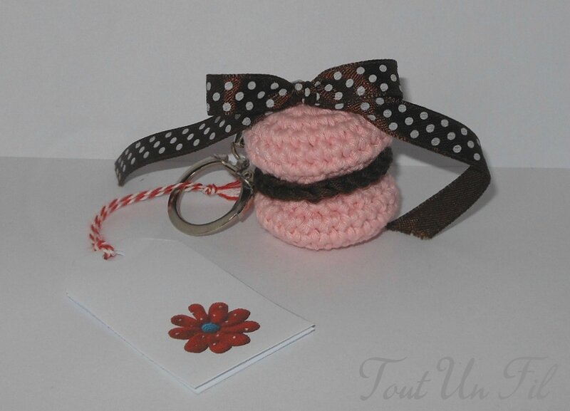 Porte-clé macaron crochet rose et noeud pois - Tout Un Fil