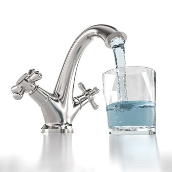 robinet-eau-coule-remplit-verre_103577-5793