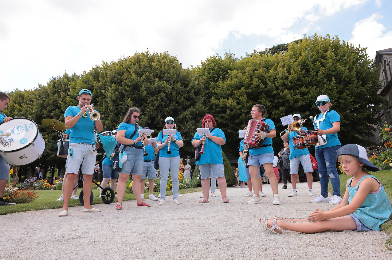29. La fête dans les jardins de l'hôtel de ville