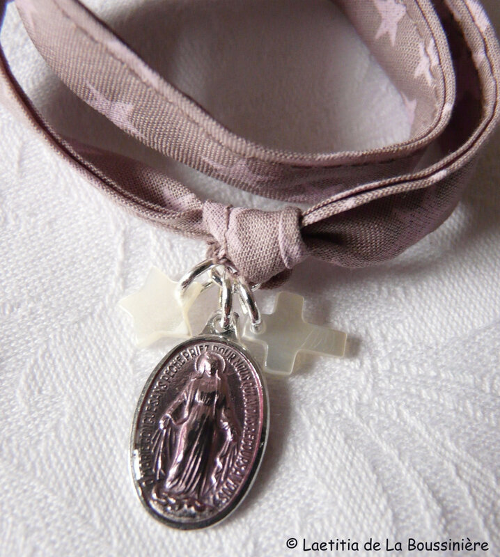 Bracelet Notre-Dame du Rosaire (sur ruban vieux rose étoiles roses) - détails