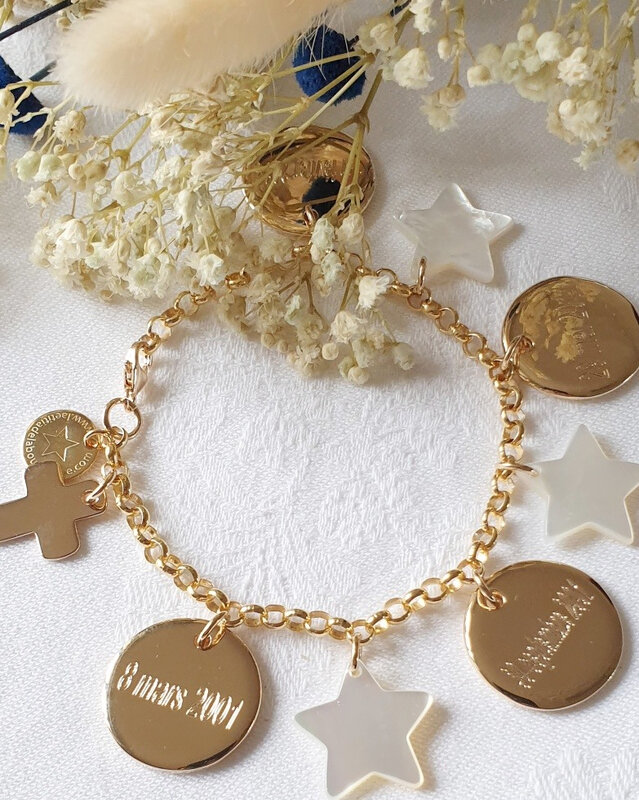 Bracelet personnalisé sur chaîne plaqué or maille classique composé de 4 médailles bombées en plaqué or et d'étoiles en nacre (détails)
