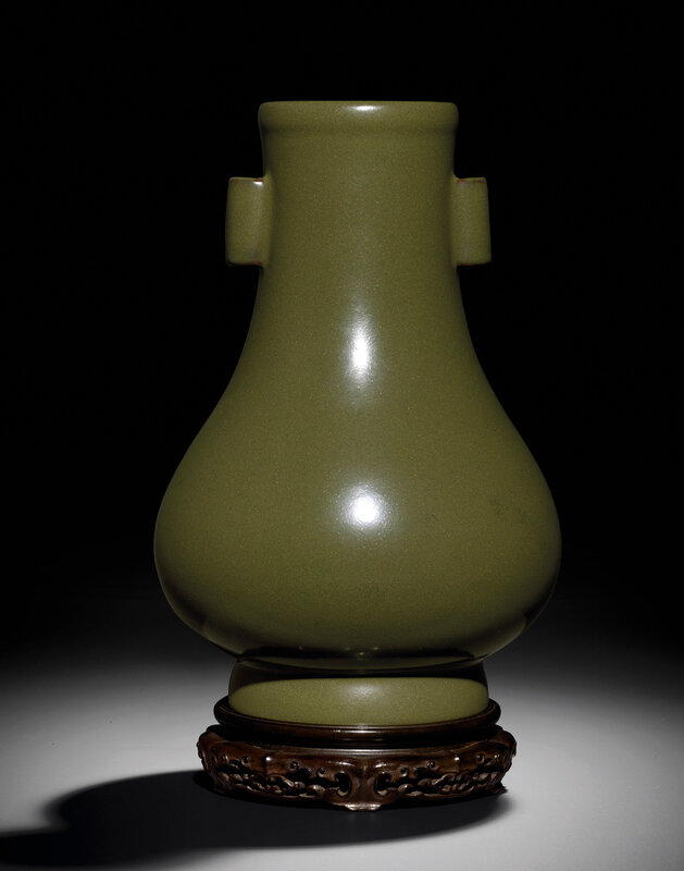 2013_HGK_03263_3507_000(a_fine_and_rare_teadust-glazed_pear-shaped_vase_hu_qianlong_impressed)