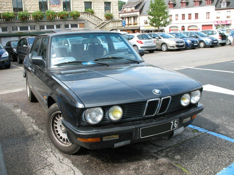 BMW520iE28av1