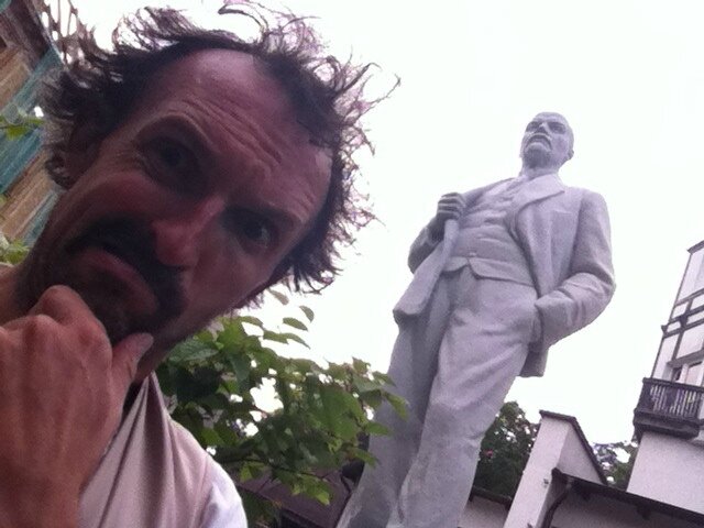 Jénorme et une statue blanche de Lénine à Zelenogradsk (Russie)