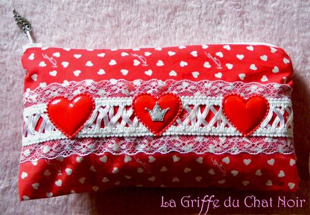 TRO09trousse_coeur_rouge_et_blanc