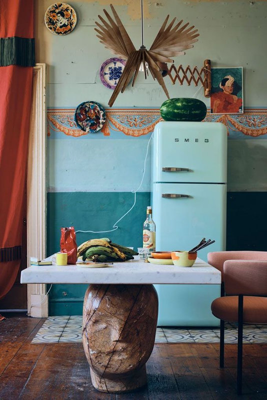 cuisine-deco-artiste-table-blanche-support-statue-visage-frigo-smeg-turquoise