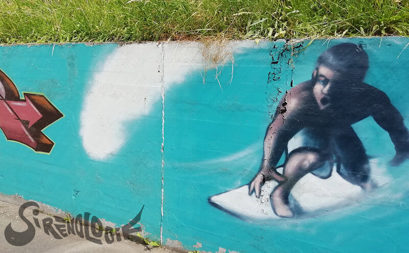 street art Massy - fonds marins, triton à couronne et trident, vague de surf - extrait de fresque surfeur