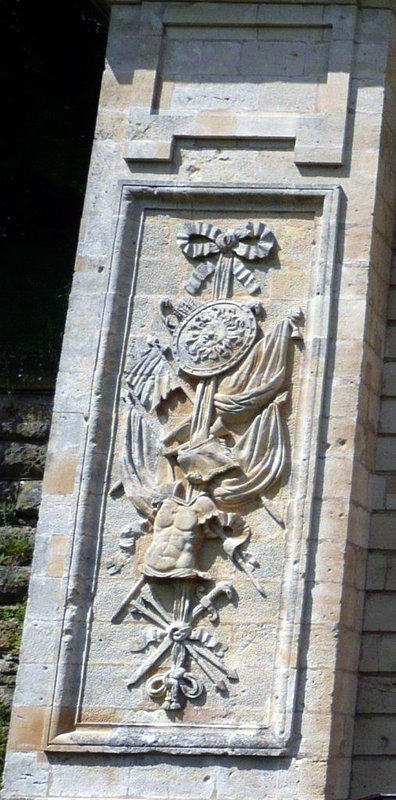 Porte de Fr Longwysculpture-gauche