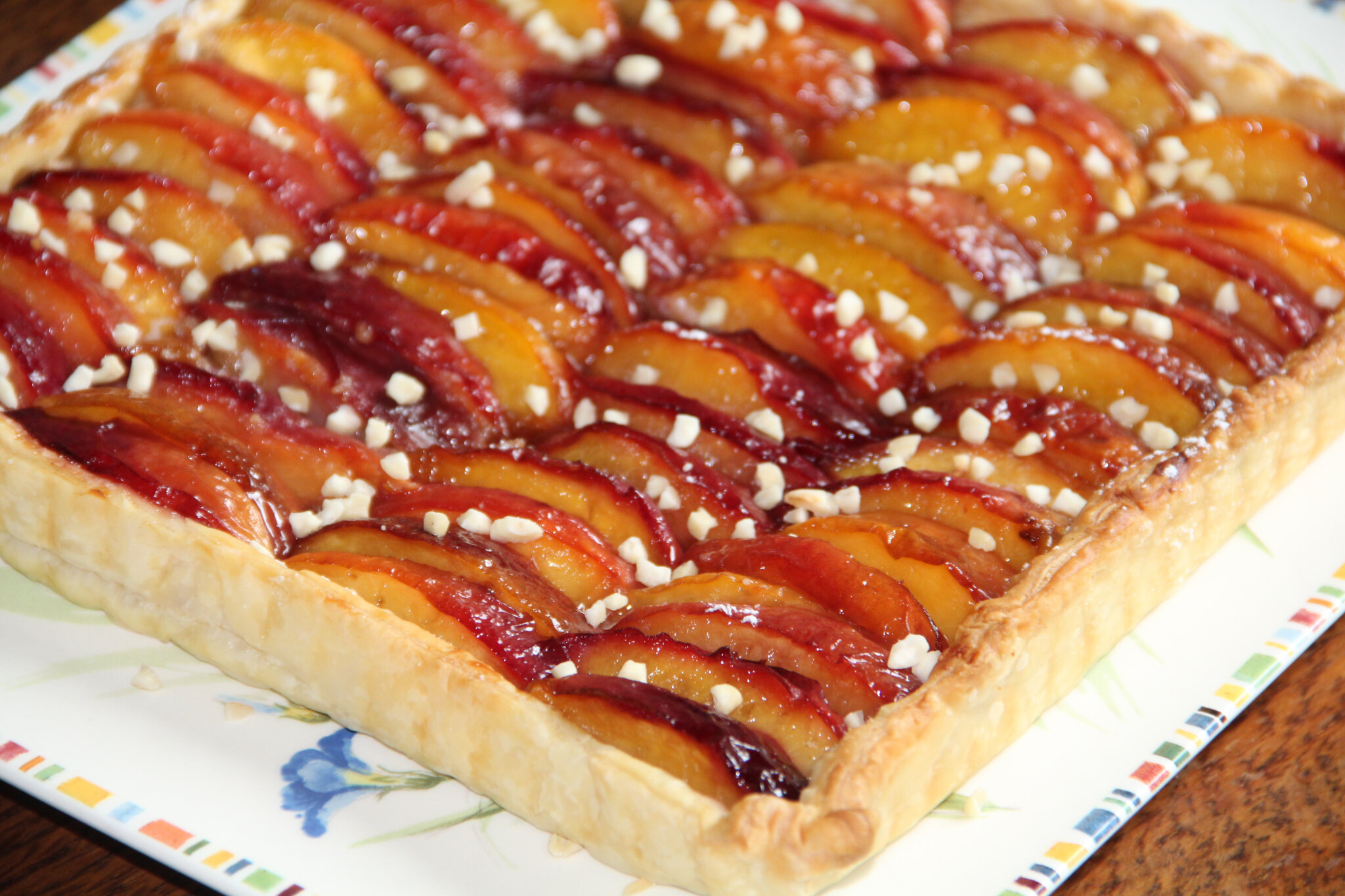 Tarte aux nectarines et palets bretons, éclats d'amandes