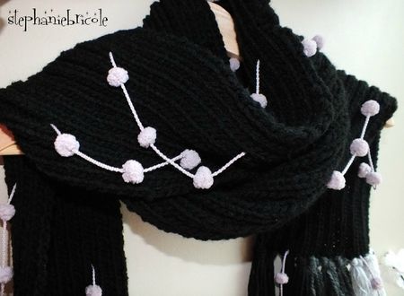 tuto tricoter une écharpe avec des pompons rigolos