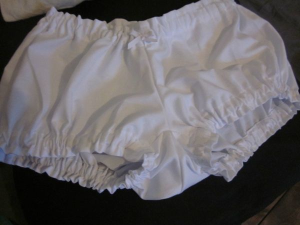 La tenue d'Antonine pour le mariage de sa grande soeur - culotte en coton blanc ornée d'un petit noeud blanc à porter sous la robe(25)