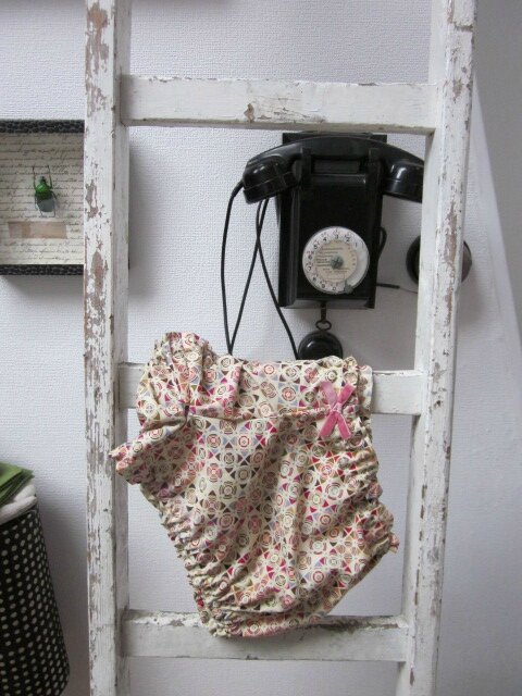 Culotte BIANCA en coton imprimé patch multicolore - noeud de velours rose buvard (4)