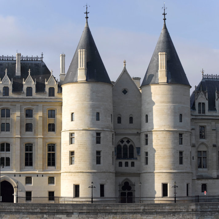 cff3def3eb93-La-Conciergerie-les-tours-d-Argent-et-de-Cesar-vue-du-quai-de-la-Megisserie-712