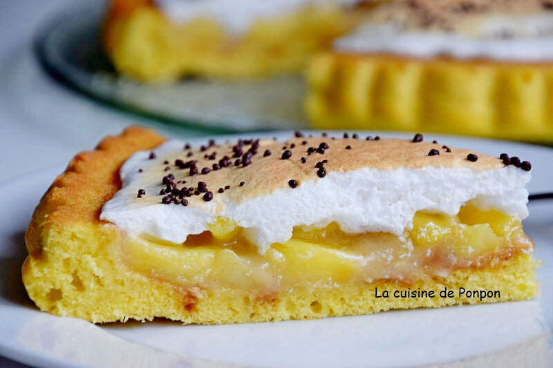 tarte garnie de beurre de pomme sur caramel beurre salé meringuée (5)