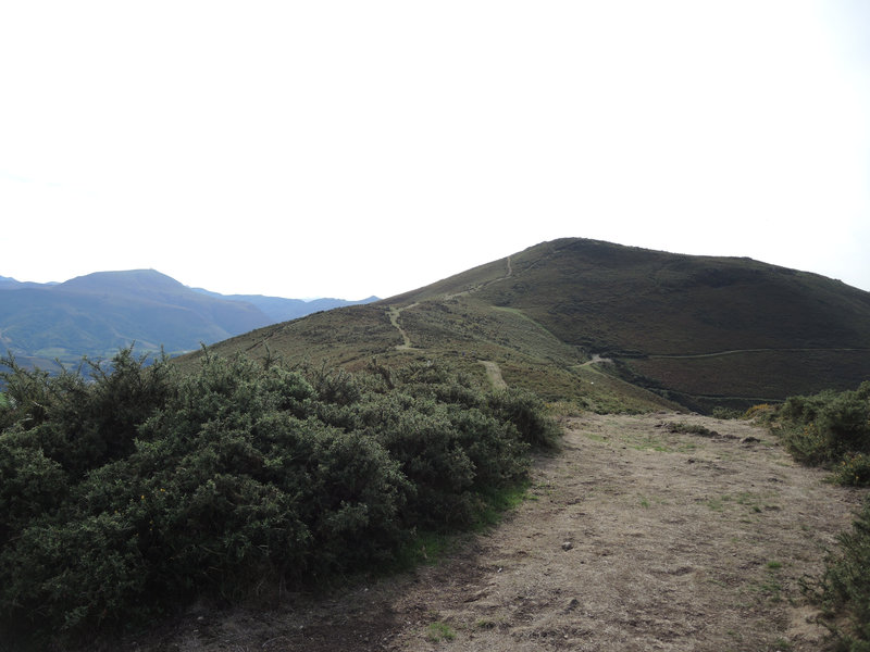 Mont Ursuya, vue sur le mont depuis le chemin (64)