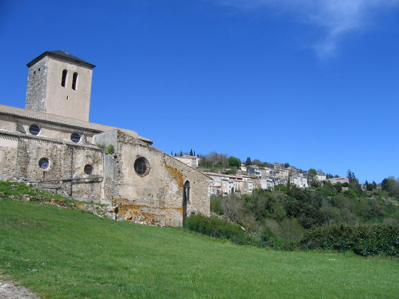 Saissac : l'église, et le village