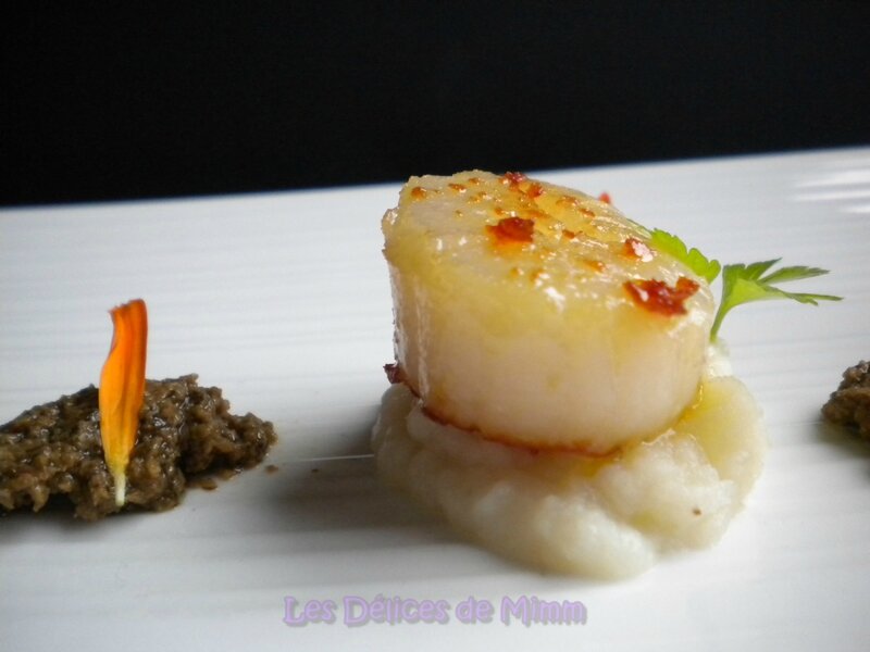Noix de Saint-Jacques poêlées, purée de topinambour et tapenade au basilic 4