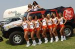 HOOTERS_GIRLS_WITH_HUMMER
