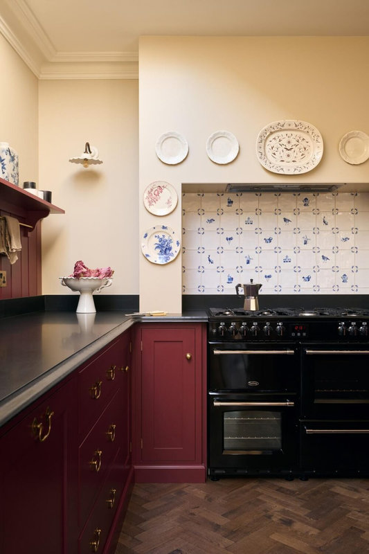 real-shaker-kitchen-devol-refectory-red-cabinets-delft-blue-tiles-cooker-nordroom-1000x1500