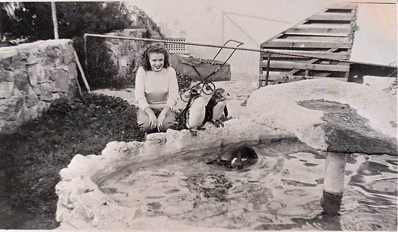 1944-01-santa_catalina-Wrigley_s_Bird_Park-norma_jeane-012-1