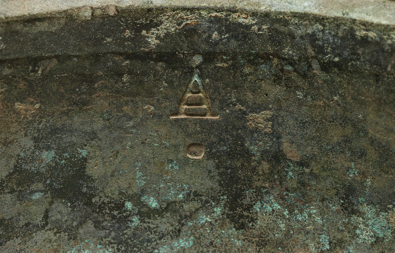2019_NYR_16950_0801_001(an_archaic_bronze_ritual_tripod_food_vessel_ding_early_western_zhou_dy)
