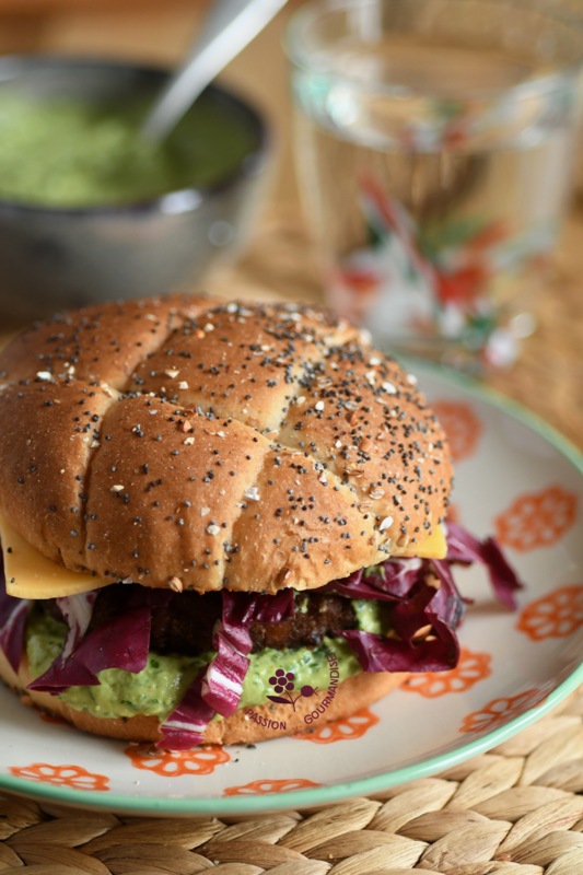 Burger sauce avocat, persil, céleri branche, pistache & piment