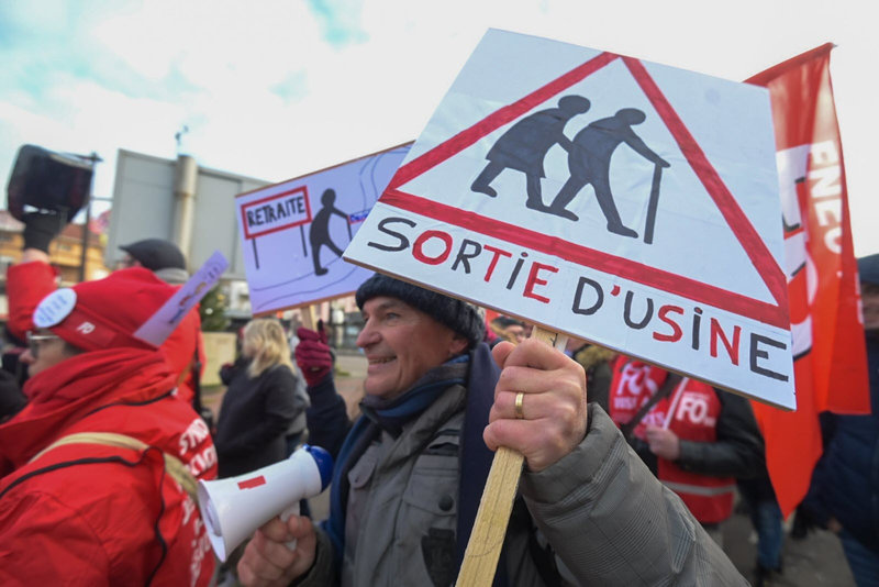 enseignants-ouvriers-etudiants-ou-encore-retraites-sont-venus-protester-contre-la-reforme-pour-certains-a-grands-coups-de-slogans-accrocheurs-photo-vm-jerome-humbrecht-1674138721