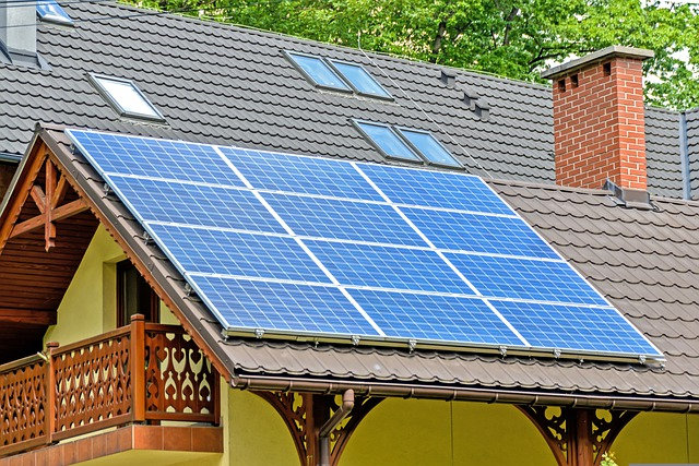 une série de panneaux solaires sur le toit