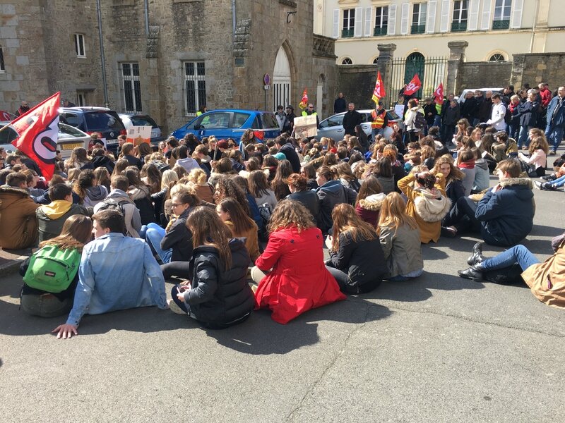 manifestation loi travail Avranches 31 mars 2016 lycéen défilé cortège cour Tribunal sitting