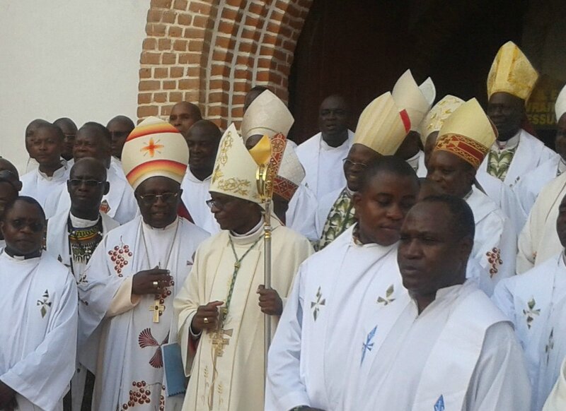 Mgr Lubamba et ses confrères évêques et les prêtres_b
