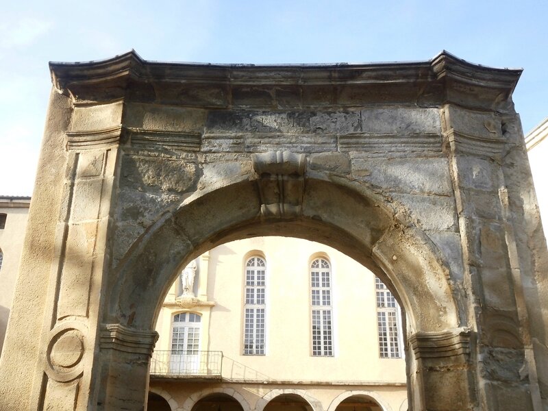 porte de l'Hôtel-Dieu 5 mai 2014 (1)