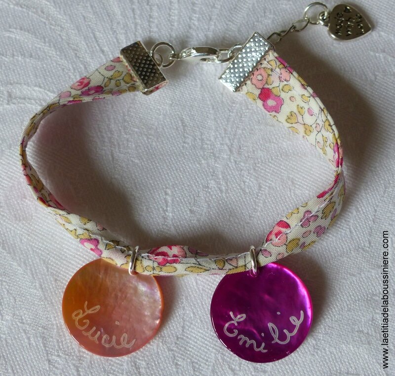 Bracelet sur ruban Eloïse rose 2 médailles en nacre