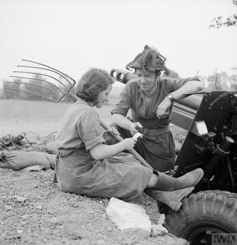 Bottes-Francaise&soldat anglais-IWM-B 7828