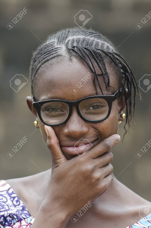 jeune-fille-africaine-à-lunettes-penser-à-l-extérieur-avec-l-arrière-plan-flou