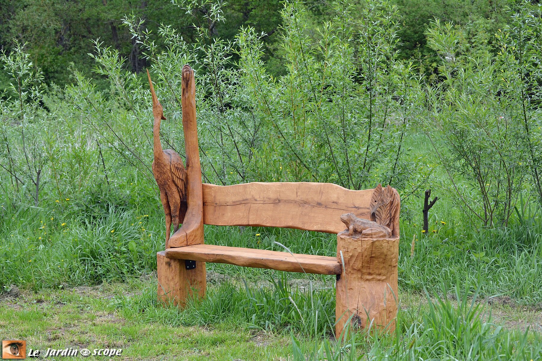 Banc en bois avec un héron et une grenouille sculptés