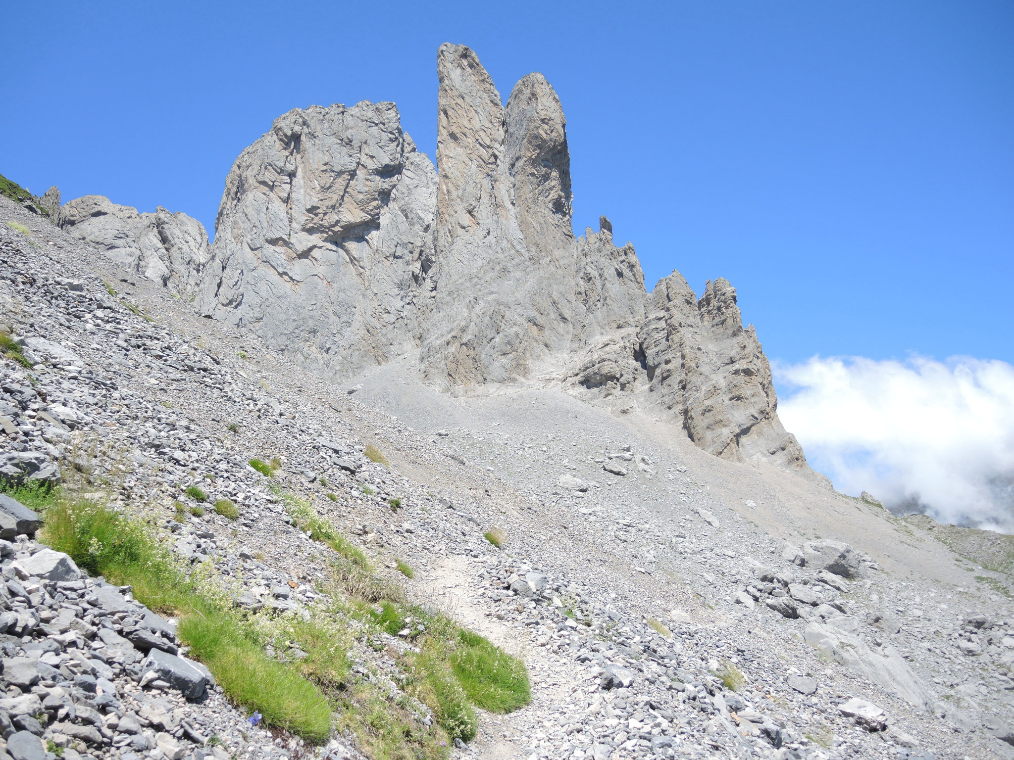 Lescun, f, le couloir d'Ansabère, sentier et aiguilles d'Ansabère